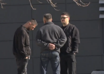 Babai i Gjestit shihet jashtë Gjykatës ku po mbahet seanca ndaj artistit kosovar.