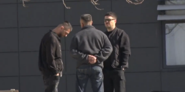 Babai i Gjestit shihet jashtë Gjykatës ku po mbahet seanca ndaj artistit kosovar.