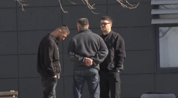Babai i Gjestit shihet jashtë Gjykatës ku po mbahet seanca ndaj artistit kosovar.