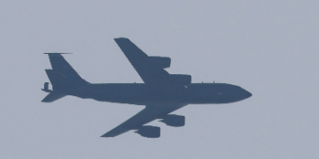 Rrëzohet një avion amerikan furnizimi KC-135 në Irak gjatë operacionit kundër Iranit, nis operacioni i shpëtimit