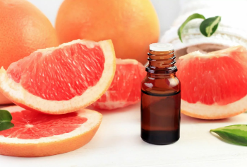 Nga aknet te celuliti: pse vaji esencial i grejpfrutit po bëhet gjithnjë e më popullor