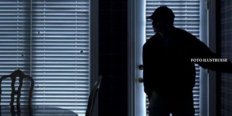 Dy raste të vjedhjes në Han të Elezit – grabiten stoli ari, para dhe pushkë gjuetie