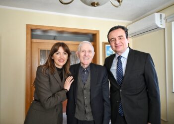 Kurti viziton veprimtarin Mehmet Hajrizi në përvjetorin e demonstratave të vitit 1981