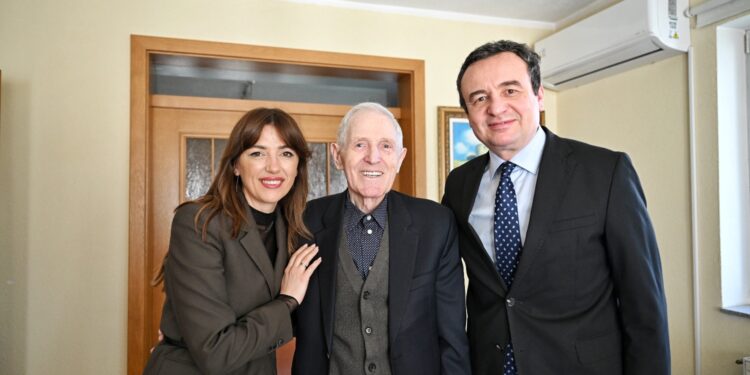 Kurti viziton veprimtarin Mehmet Hajrizi në përvjetorin e demonstratave të vitit 1981