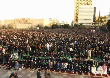 Mijëra besimtarë festojnë Fitër Bajramin në Tiranë, mesazhe për paqe dhe solidaritet