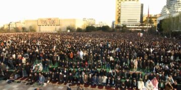 Mijëra besimtarë festojnë Fitër Bajramin në Tiranë, mesazhe për paqe dhe solidaritet