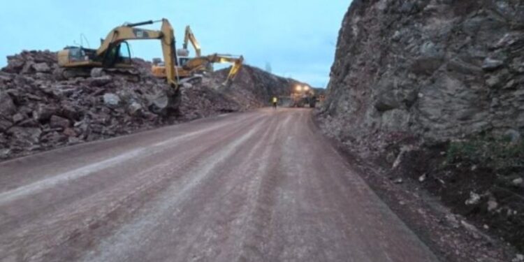 Bllokohet qarkullimi në aksin Prishtinë–Pejë, sanim mbi urën e Dollcit