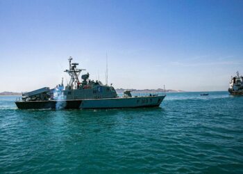 Reuters: Irani vendos mina detare në Ngushticën e Hormuzit, rriten tensionet në rajon