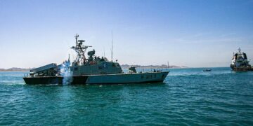 Reuters: Irani vendos mina detare në Ngushticën e Hormuzit, rriten tensionet në rajon