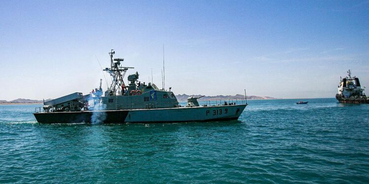 Reuters: Irani vendos mina detare në Ngushticën e Hormuzit, rriten tensionet në rajon