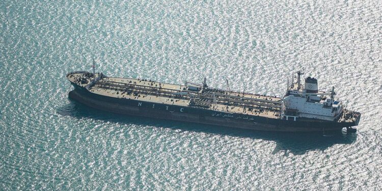 Irani godet bazat në rajon, kërcënon Netanyahun; Trump kërkon flotë ndërkombëtare në Hormuz