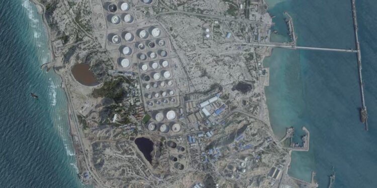 Trump kërcënon Iranin: Mund të godasim rrjetin e naftës në ishullin Kharg