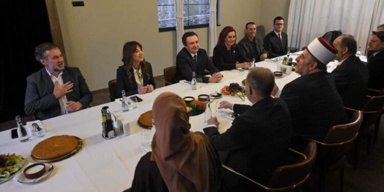 Kryeministri Kurti shtroi iftar për myftiun Tërnava