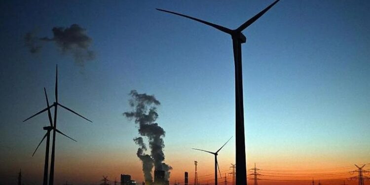 Mbyllja e Hormuzit mund të bllokojë 200 milionë fuçi naftë, SHBA dhe Kina përballen për ndikimin mbi Iranin