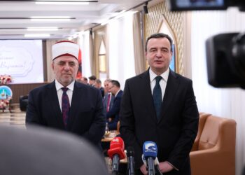 Kurti viziton BIK-un për Fitër Bajram, kujton hoxhallarët e rënë në luftë