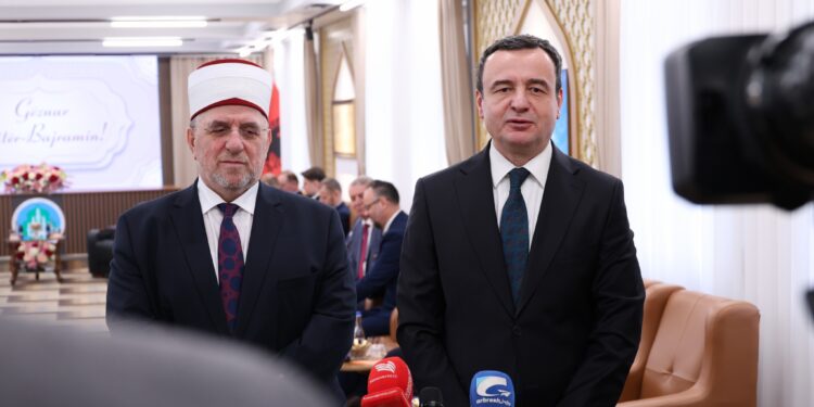 Kurti viziton BIK-un për Fitër Bajram, kujton hoxhallarët e rënë në luftë