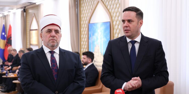 Abdixhiku uron Fitër Bajramin: “Zoti e bekoftë Kosovën dhe familjet tona”