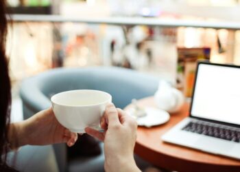 Pse kafetë në Prishtinë po bëhen zyra të reja për të rinjtë