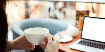 Pse kafetë në Prishtinë po bëhen zyra të reja për të rinjtë