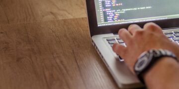 Si të fitosh punë si programues në Kosovë dhe jashtë