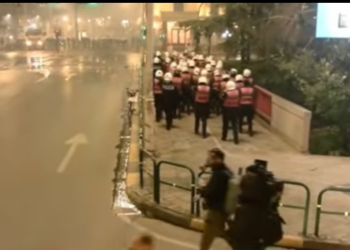 Tensione në Tiranë, protesta e opozitës shoqërohet me përplasje dhe molotovë