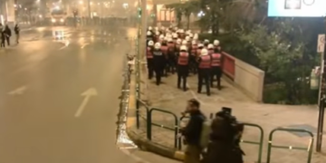 Tensione në Tiranë, protesta e opozitës shoqërohet me përplasje dhe molotovë