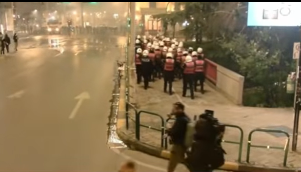 Tensione në Tiranë, protesta e opozitës shoqërohet me përplasje dhe molotovë