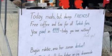 Kafe falas për tifozët turq, restoranti në Prishtinë me gjest simbolik: Borxhin e keni larë në 1999