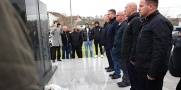 Përkujtohen 106 martirët e Pastaselit, Haradinaj: Sakrifica e tyre forcoi rrugën drejt lirisë