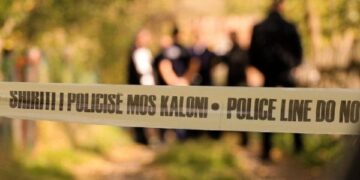 Policia jep detaje për rastin tragjik në Majac: Burri u gjet i vdekur në veturë, dy gra në gjendje të rëndë brenda shtëpisë