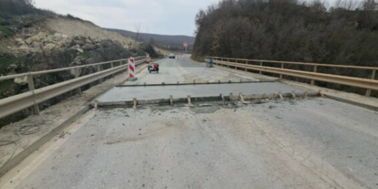 Lirohet për qarkullim magjistralja Pejë – Prishtinë pas punimeve në urën e Dollcit