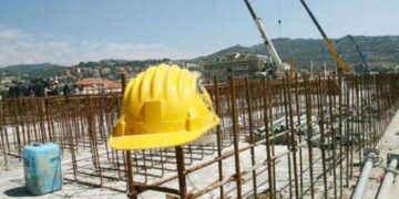 Bie nga tri metra lartësi, punëtori në Gjilan lëndohet në vendin e punës – arrestohet pronari i kompanisë