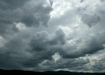 E hëna nis me mot të vranët dhe reshje shiu në vend