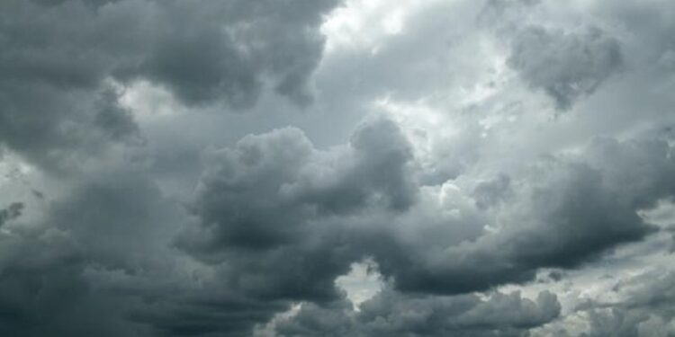 E hëna nis me mot të vranët dhe reshje shiu në vend