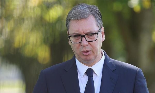 Vuçiq bën krahasim absurd mes bombardimeve të Serbisë dhe sulmit ndaj Iranit, sulmon SHBA-në