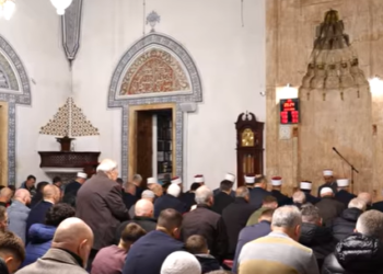 Besimtarët mbushin Xhaminë e Madhe në Prishtinë për Fitër Bajram