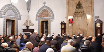 Besimtarët mbushin Xhaminë e Madhe në Prishtinë për Fitër Bajram