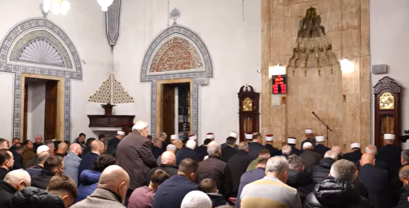 Besimtarët mbushin Xhaminë e Madhe në Prishtinë për Fitër Bajram