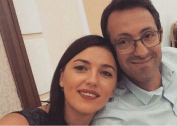 Burri i Albulena Haxhiut “shpërthen” ndaj Vjosa Osmanit: Fotoja e Rugovës në sfond nuk e mbulon tradhtinë ndaj votuesve