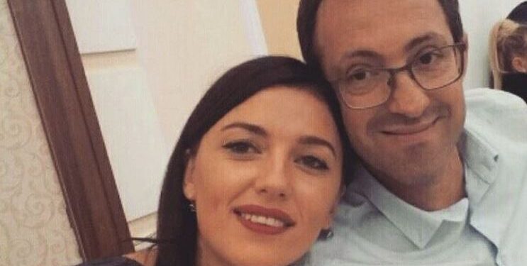 Burri i Albulena Haxhiut “shpërthen” ndaj Vjosa Osmanit: Fotoja e Rugovës në sfond nuk e mbulon tradhtinë ndaj votuesve