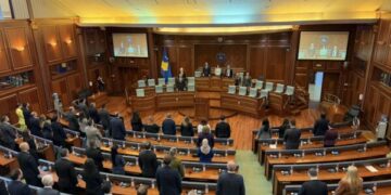 “EMOCIONUESE: Kuvendi mban një minutë heshtje për Rexhep Qosja”.