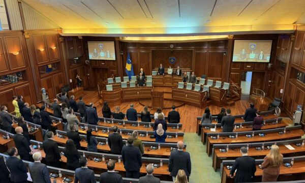 “EMOCIONUESE: Kuvendi mban një minutë heshtje për Rexhep Qosja”.