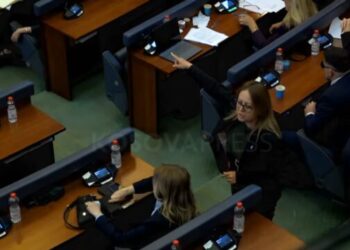“Plas në Kuvend: Bajrami i afrohet deputetit të VV-së, Haxhiu ndërhyn – ‘Ulu!’”
