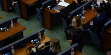 “Plas në Kuvend: Bajrami i afrohet deputetit të VV-së, Haxhiu ndërhyn – ‘Ulu!’”