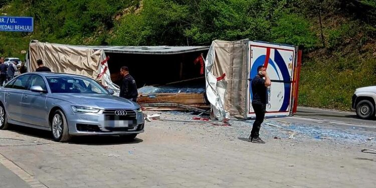 Dy të lënduar në aksident mes dy kamionëve në Gjilan-Kamenicë.