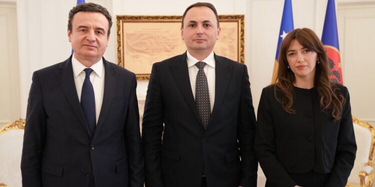 Haxhiu dhe Kurti rinovojnë mandatin e Petrit Ajetit në krye të AKI-së për pesë vite të tjera