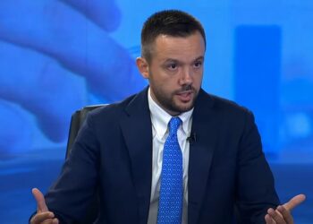 “Deklaratë e fortë e Arian Tahirit: Akuza të rënda ndaj Albin Kurtit – ‘Vjen marre me ardhë, 20 vjet e ka dëmtuar vendin me qëllim shuarjen e AKP-së’”