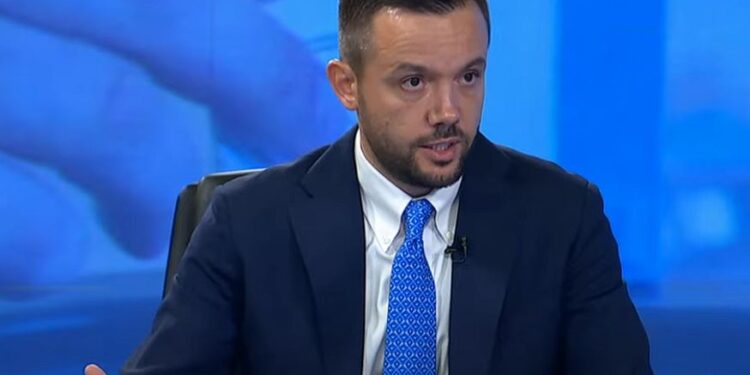 “Deklaratë e fortë e Arian Tahirit: Akuza të rënda ndaj Albin Kurtit – ‘Vjen marre me ardhë, 20 vjet e ka dëmtuar vendin me qëllim shuarjen e AKP-së’”