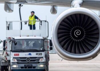 Europa përballet me krizë karburanti, rrezikohen udhëtimet ajrore verore