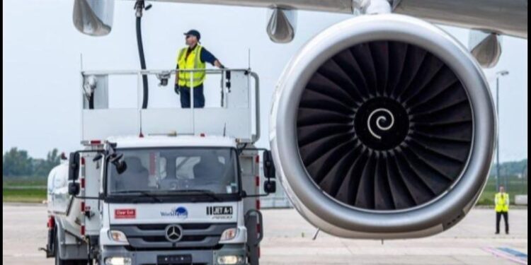 Europa përballet me krizë karburanti, rrezikohen udhëtimet ajrore verore